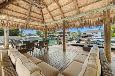 House in North Miami, Florida 4 bedrooms, 230.4 sq.m. № 1709177 - photo 30