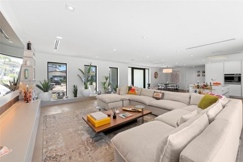 House in North Miami, Florida 4 bedrooms, 230.4 sq.m. № 1709177 - photo 4
