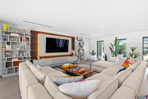 House in North Miami, Florida 4 bedrooms, 230.4 sq.m. № 1709177 - photo 8