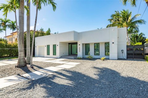 House in North Miami, Florida 4 bedrooms, 230.4 sq.m. № 1709177 - photo 2