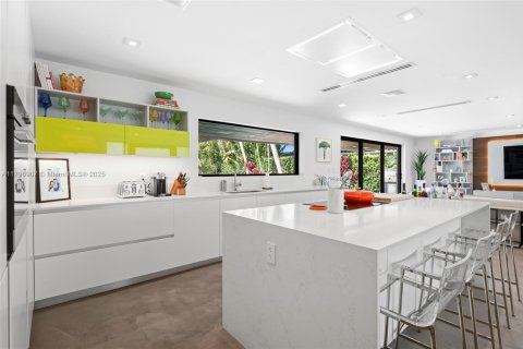 House in North Miami, Florida 4 bedrooms, 230.4 sq.m. № 1709177 - photo 13