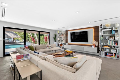 House in North Miami, Florida 4 bedrooms, 230.4 sq.m. № 1709177 - photo 6