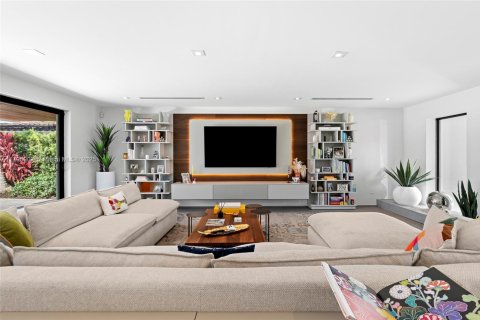 House in North Miami, Florida 4 bedrooms, 230.4 sq.m. № 1709177 - photo 7