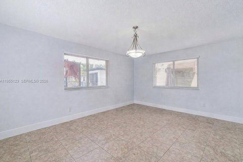 House in Miami, Florida 4 bedrooms, 185.8 sq.m. № 2009665 - photo 8