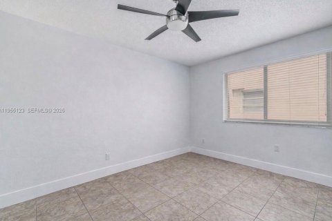 House in Miami, Florida 4 bedrooms, 185.8 sq.m. № 2009665 - photo 20