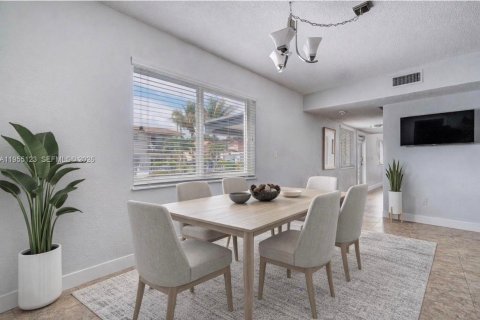 House in Miami, Florida 4 bedrooms, 185.8 sq.m. № 2009665 - photo 18