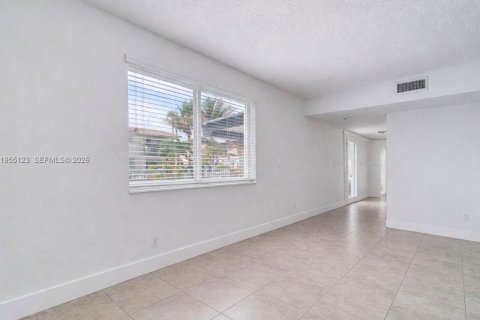 House in Miami, Florida 4 bedrooms, 185.8 sq.m. № 2009665 - photo 17