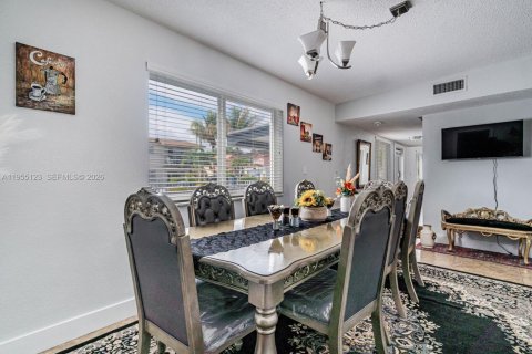 House in Miami, Florida 4 bedrooms, 185.8 sq.m. № 2009665 - photo 16