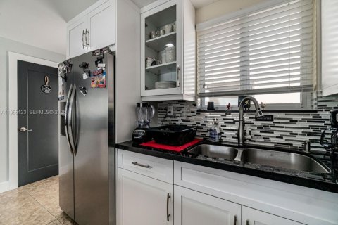 House in Miami, Florida 4 bedrooms, 185.8 sq.m. № 2009665 - photo 12