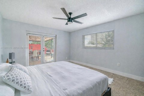 House in Miami, Florida 4 bedrooms, 185.8 sq.m. № 2009665 - photo 25