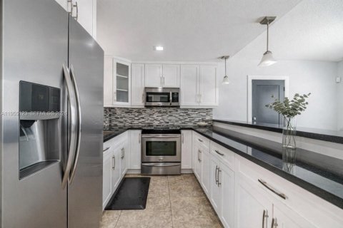 House in Miami, Florida 4 bedrooms, 185.8 sq.m. № 2009665 - photo 9