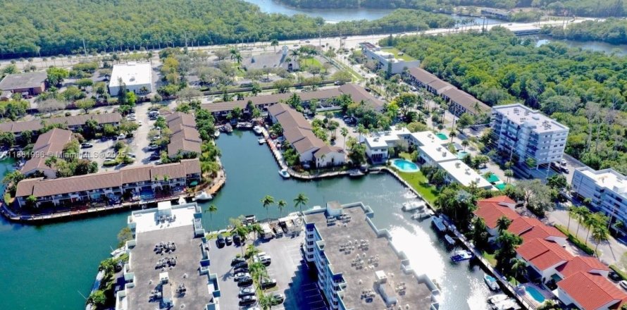 Condominio en North Miami Beach, Florida, 2 dormitorios № 1924939