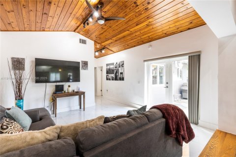 Villa ou maison à vendre à Miami, Floride: 5 chambres, 199.74 m2 № 2054890 - photo 30