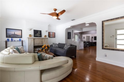 Villa ou maison à vendre à Miami, Floride: 5 chambres, 199.74 m2 № 2054890 - photo 4