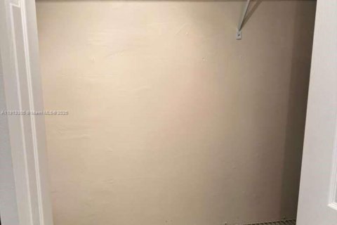 Condo in Lauderdale Lakes, Florida, 1 bedroom  № 2037809 - photo 10