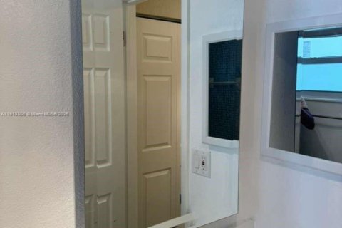 Condo in Lauderdale Lakes, Florida, 1 bedroom  № 2037809 - photo 12