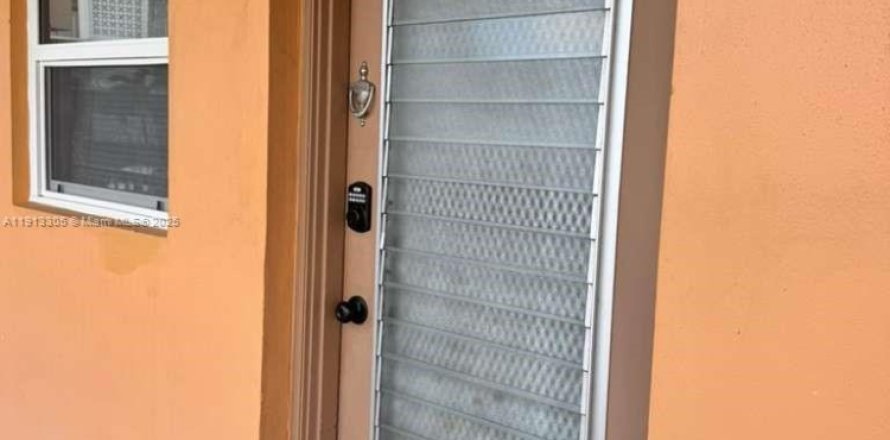 Condo in Lauderdale Lakes, Florida, 1 bedroom  № 2037809