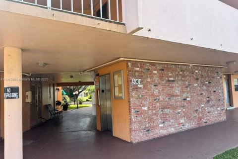 Condo in Lauderdale Lakes, Florida, 1 bedroom  № 2037809 - photo 18