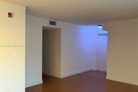 Снять в аренду кондоминиум в Тамарак, Флорида 2 спальни, 91.42м2, № 2000535 - фото 6