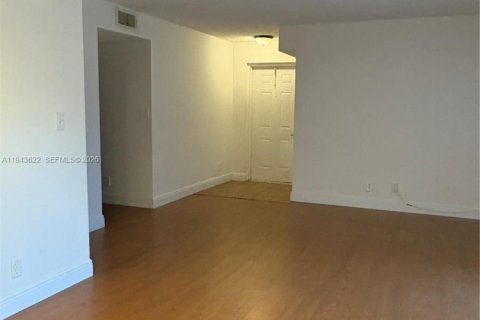 Снять в аренду кондоминиум в Тамарак, Флорида 2 спальни, 91.42м2, № 2000535 - фото 8