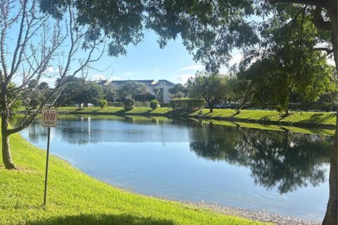 Снять в аренду кондоминиум в Тамарак, Флорида 2 спальни, 91.42м2, № 2000535 - фото 22