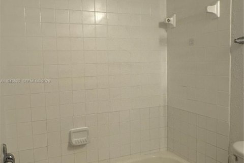 Снять в аренду кондоминиум в Тамарак, Флорида 2 спальни, 91.42м2, № 2000535 - фото 13