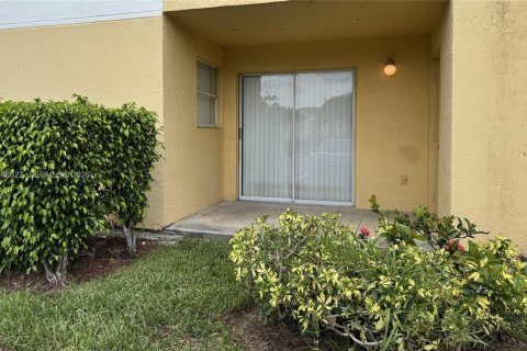 Снять в аренду кондоминиум в Тамарак, Флорида 2 спальни, 91.42м2, № 2000535 - фото 20