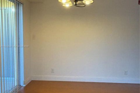 Снять в аренду кондоминиум в Тамарак, Флорида 2 спальни, 91.42м2, № 2000535 - фото 7