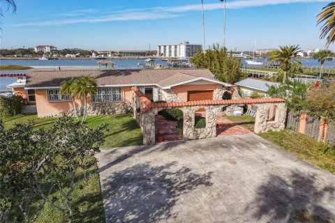 Купить виллу или дом в Нью-Смирна-Бич, Флорида 8 комнат, 285.67м2, № 1520640 - фото 2