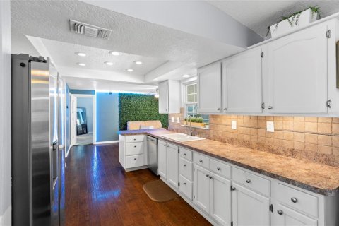 House in Palm Harbor, Florida 3 bedrooms, 156.82 sq.m. № 1679443 - photo 17