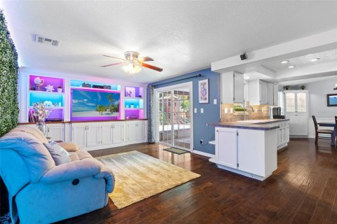 House in Palm Harbor, Florida 3 bedrooms, 156.82 sq.m. № 1679443 - photo 23