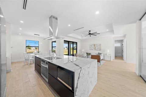 Villa ou maison à vendre à Cape Coral, Floride: 3 chambres, 175.86 m2 № 2420482 - photo 10