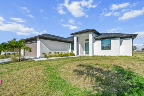 Villa ou maison à vendre à Cape Coral, Floride: 3 chambres, 175.86 m2 № 2420482 - photo 2