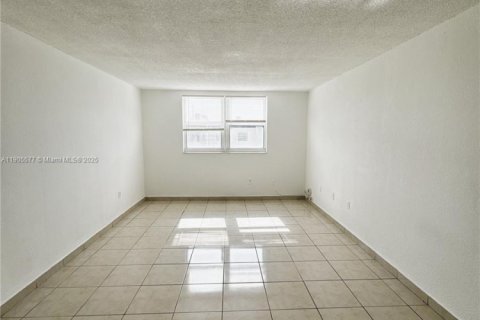 Condo in Hialeah, Florida, 1 bedroom  № 1963995 - photo 7