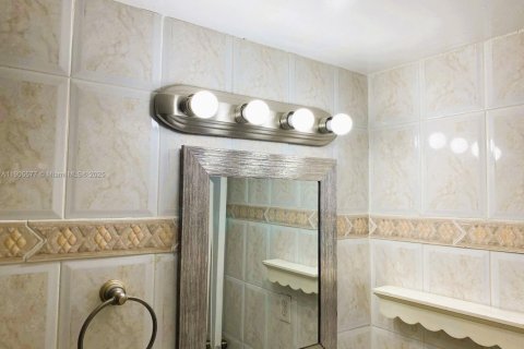 Condo in Hialeah, Florida, 1 bedroom  № 1963995 - photo 13