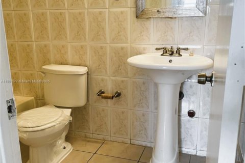 Condo in Hialeah, Florida, 1 bedroom  № 1963995 - photo 12