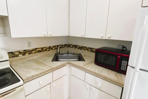 Condo in Hialeah, Florida, 1 bedroom  № 1963995 - photo 5