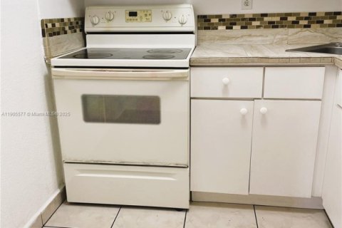 Condo in Hialeah, Florida, 1 bedroom  № 1963995 - photo 3