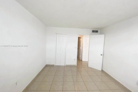 Condo in Hialeah, Florida, 1 bedroom  № 1963995 - photo 9