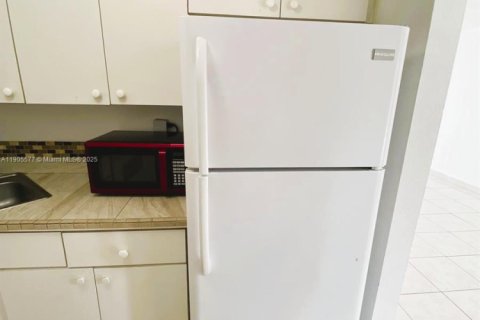 Condo in Hialeah, Florida, 1 bedroom  № 1963995 - photo 6