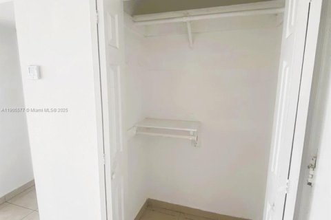 Condo in Hialeah, Florida, 1 bedroom  № 1963995 - photo 14