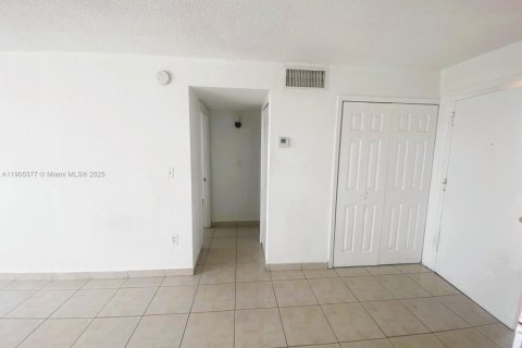 Condo in Hialeah, Florida, 1 bedroom  № 1963995 - photo 11