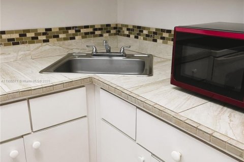 Condo in Hialeah, Florida, 1 bedroom  № 1963995 - photo 4