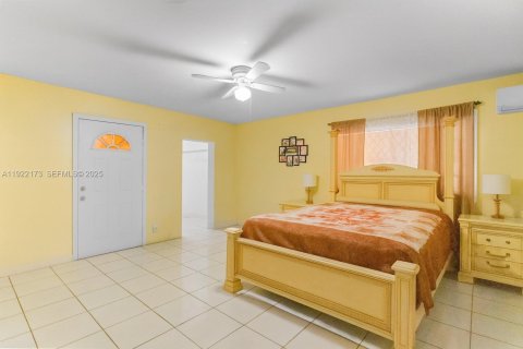 House in Miami, Florida 4 bedrooms, 219.34 sq.m. № 1976873 - photo 18