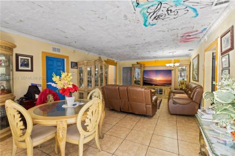 House in Miami, Florida 4 bedrooms, 219.34 sq.m. № 1976873 - photo 6