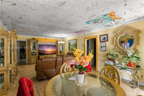 House in Miami, Florida 4 bedrooms, 219.34 sq.m. № 1976873 - photo 9