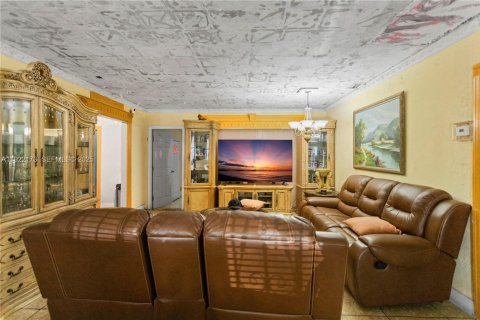 House in Miami, Florida 4 bedrooms, 219.34 sq.m. № 1976873 - photo 10