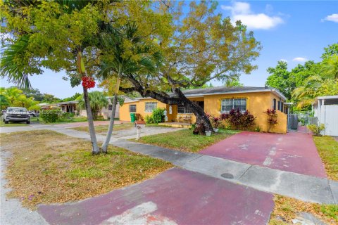House in Miami, Florida 4 bedrooms, 219.34 sq.m. № 1976873 - photo 4