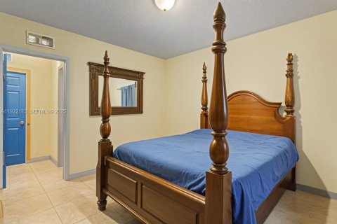 House in Miami, Florida 4 bedrooms, 219.34 sq.m. № 1976873 - photo 22