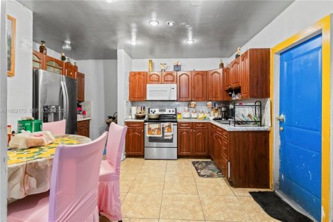 House in Miami, Florida 4 bedrooms, 219.34 sq.m. № 1976873 - photo 15